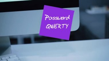 Basit, kolay şifre. QWERTY. 1234567. bilgisayar güvenlik. Hesap kesmek. Parola monitör. El yazısı metnini bir marker ile yazılmış. Renk etiket. Bir çalışan, bir meslektaşım için bir mesaj