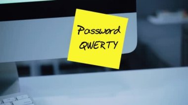 Basit, kolay şifre. QWERTY. 1234567. bilgisayar güvenlik. Hesap kesmek. Parola monitör. El yazısı metnini bir marker ile yazılmış. Renk etiket. Bir çalışan, bir meslektaşım için bir mesaj