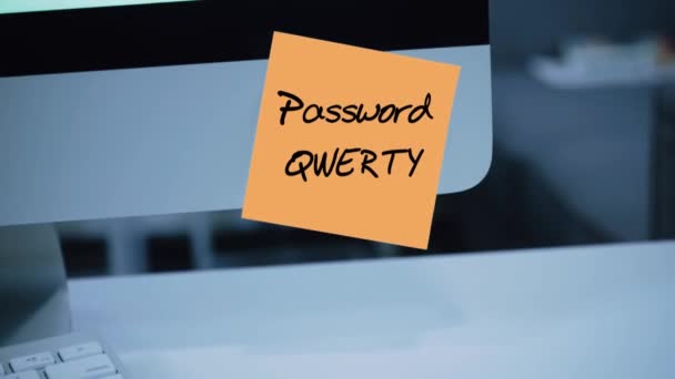 Eenvoudig Gemakkelijk Wachtwoord Qwerty 1234567 Computerbeveiliging Account Hacken Wachtwoord Monitor — Stockvideo