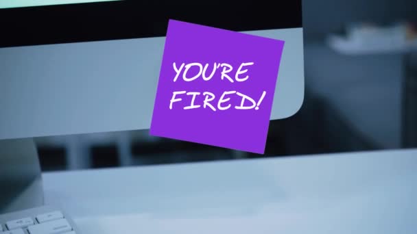 Kau Dipecat Prasasti Pada Stiker Monitor Pesan Motivasi Pengingat Teks — Stok Video