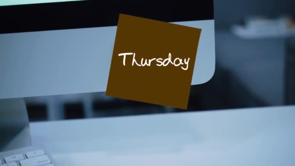 В четверг. Дни недели. Надпись на этикетке на мониторе. Сообщение. Мотивация. Напоминание. Написанный от руки текст с маркером. Цветная наклейка. Сообщение для сотрудника, коллеги
