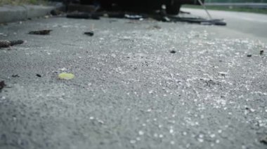 Yangından sonra otobüs. Bir yolcu aracında bomba patlaması. Çocukları taşıyan bir otobüste ki terörist eylem. Kaza, patlama, ateşe. Yanmış sandalyeler, kırık camlar. İnsan kurban etmek. Araba kazası