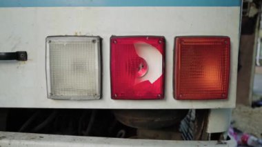 Yangından sonra otobüs. Bir yolcu aracında bomba patlaması. Çocukları taşıyan bir otobüste ki terörist eylem. Kaza, patlama, ateşe. Yanmış sandalyeler, kırık camlar. İnsan kurban etmek. Araba kazası