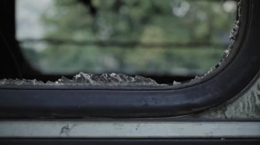 Yangından sonra otobüs. Bir yolcu aracında bomba patlaması. Çocukları taşıyan bir otobüste ki terörist eylem. Kaza, patlama, ateşe. Yanmış sandalyeler, kırık camlar. İnsan kurban etmek. Araba kazası