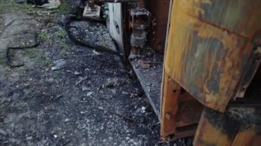 Yangından sonra otobüs. Bir yolcu aracında bomba patlaması. Çocukları taşıyan bir otobüste ki terörist eylem. Kaza, patlama, ateşe. Yanmış sandalyeler, kırık camlar. İnsan kurban etmek. Araba kazası