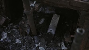 Yangından sonra otobüs. Bir yolcu aracında bomba patlaması. Çocukları taşıyan bir otobüste ki terörist eylem. Kaza, patlama, ateşe. Yanmış sandalyeler, kırık camlar. İnsan kurban etmek. Araba kazası
