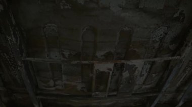 Yangından sonra otobüs. Bir yolcu aracında bomba patlaması. Çocukları taşıyan bir otobüste ki terörist eylem. Kaza, patlama, ateşe. Yanmış sandalyeler, kırık camlar. İnsan kurban etmek. Araba kazası