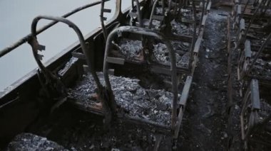 Yangından sonra otobüs. Bir yolcu aracında bomba patlaması. Çocukları taşıyan bir otobüste ki terörist eylem. Kaza, patlama, ateşe. Yanmış sandalyeler, kırık camlar. İnsan kurban etmek. Araba kazası