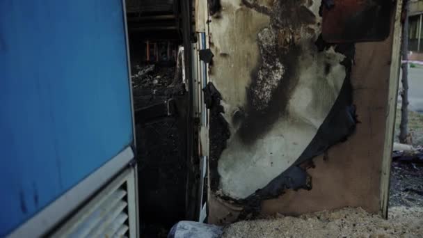 Bus après l'incendie. Explosion d'une bombe dans une voiture de tourisme. L'acte terroriste dans un bus transportant des enfants. Accident, explosion, incendie. Des chaises brûlées, des fenêtres cassées. Un sacrifice humain. Accident de voiture 