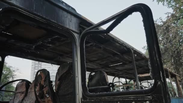 Yangından Sonra Otobüs Bir Yolcu Aracında Bomba Patlaması Çocukları Taşıyan — Stok video
