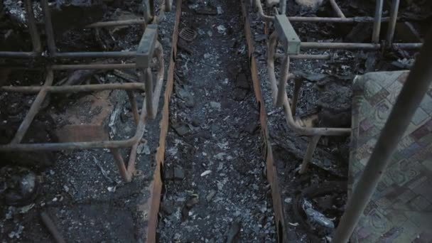 Bus après l'incendie. Explosion d'une bombe dans une voiture de tourisme. L'acte terroriste dans un bus transportant des enfants. Accident, explosion, incendie. Des chaises brûlées, des fenêtres cassées. Un sacrifice humain. Accident de voiture 