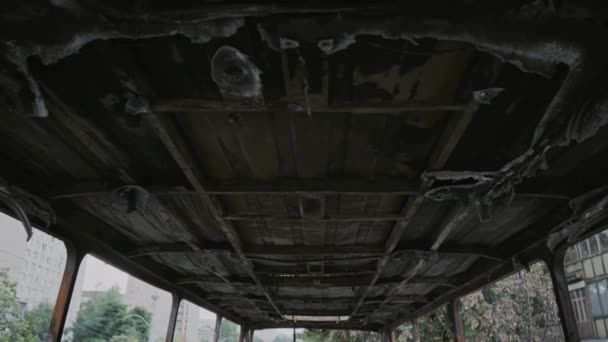 火事の後のバス乗用車の爆弾の爆発子供を乗せたバスの中でテロ行為をする 火をつけた焼けた椅子 壊れた窓人間の犠牲だ自動車事故 — ストック動画