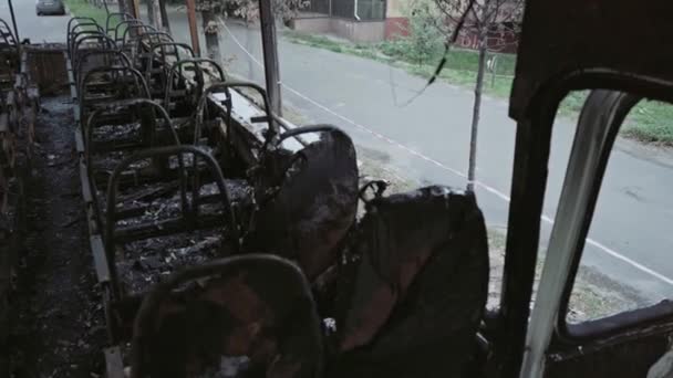 Bus après l'incendie. Explosion d'une bombe dans une voiture de tourisme. L'acte terroriste dans un bus transportant des enfants. Accident, explosion, incendie. Des chaises brûlées, des fenêtres cassées. Un sacrifice humain. Accident de voiture 