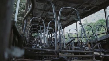 Yangından sonra otobüs. Bir yolcu aracında bomba patlaması. Çocukları taşıyan bir otobüste ki terörist eylem. Kaza, patlama, ateşe. Yanmış sandalyeler, kırık camlar. İnsan kurban etmek. Araba kazası