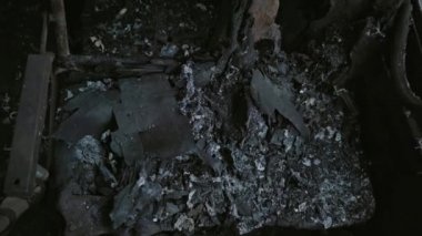 Yangından sonra otobüs. Bir yolcu aracında bomba patlaması. Çocukları taşıyan bir otobüste ki terörist eylem. Kaza, patlama, ateşe. Yanmış sandalyeler, kırık camlar. İnsan kurban etmek. Araba kazası