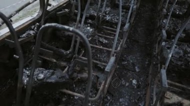 Yangından sonra otobüs. Bir yolcu aracında bomba patlaması. Çocukları taşıyan bir otobüste ki terörist eylem. Kaza, patlama, ateşe. Yanmış sandalyeler, kırık camlar. İnsan kurban etmek. Araba kazası