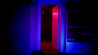 Boş bir odada kırmızı ışık titriyor. Suç mahalli. Yalnızlık korkusu. Bir korku filminden bir sahne. Kapıdan gelen ışık. Eski boş daire, ev. Büyücülük, sihir. Kimse yok. Gerilim. Halloween