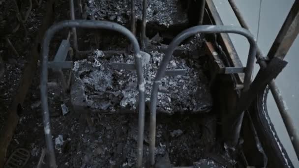 Bus après l'incendie. Explosion d'une bombe dans une voiture de tourisme. L'acte terroriste dans un bus transportant des enfants. Accident, explosion, incendie. Des chaises brûlées, des fenêtres cassées. Un sacrifice humain. Accident de voiture 