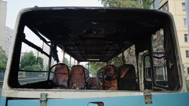 火事の後のバス乗用車の爆弾の爆発子供を乗せたバスの中でテロ行為をする 火をつけた焼けた椅子 壊れた窓人間の犠牲だ自動車事故 — ストック動画