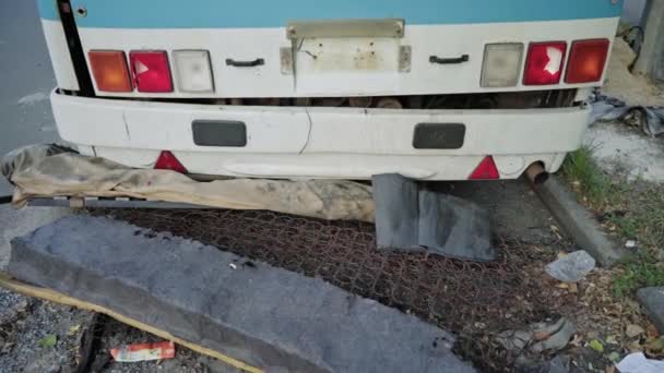 Bus après l'incendie. Explosion d'une bombe dans une voiture de tourisme. L'acte terroriste dans un bus transportant des enfants. Accident, explosion, incendie. Des chaises brûlées, des fenêtres cassées. Un sacrifice humain. Accident de voiture 