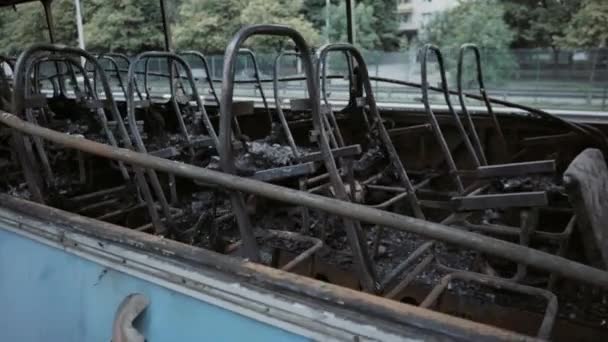 Bus après l'incendie. Explosion d'une bombe dans une voiture de tourisme. L'acte terroriste dans un bus transportant des enfants. Accident, explosion, incendie. Des chaises brûlées, des fenêtres cassées. Un sacrifice humain. Accident de voiture 