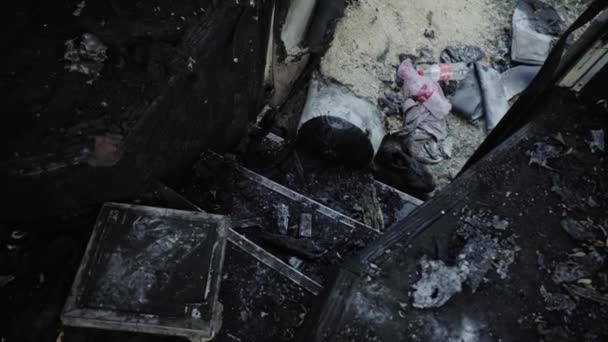 Bus après l'incendie. Explosion d'une bombe dans une voiture de tourisme. L'acte terroriste dans un bus transportant des enfants. Accident, explosion, incendie. Des chaises brûlées, des fenêtres cassées. Un sacrifice humain. Accident de voiture 