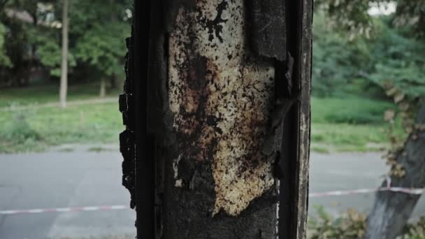 Bus après l'incendie. Explosion d'une bombe dans une voiture de tourisme. L'acte terroriste dans un bus transportant des enfants. Accident, explosion, incendie. Des chaises brûlées, des fenêtres cassées. Un sacrifice humain. Accident de voiture 