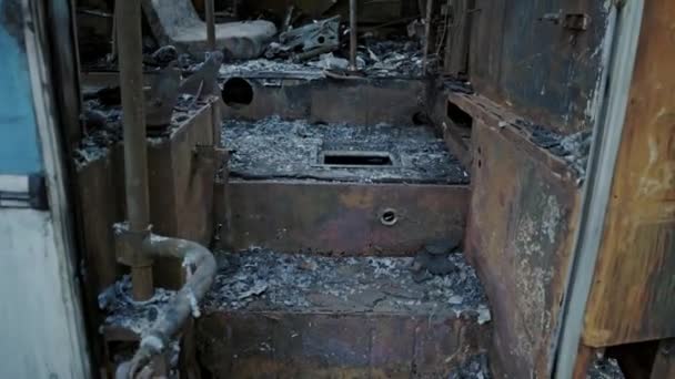 Bus après l'incendie. Explosion d'une bombe dans une voiture de tourisme. L'acte terroriste dans un bus transportant des enfants. Accident, explosion, incendie. Des chaises brûlées, des fenêtres cassées. Un sacrifice humain. Accident de voiture 