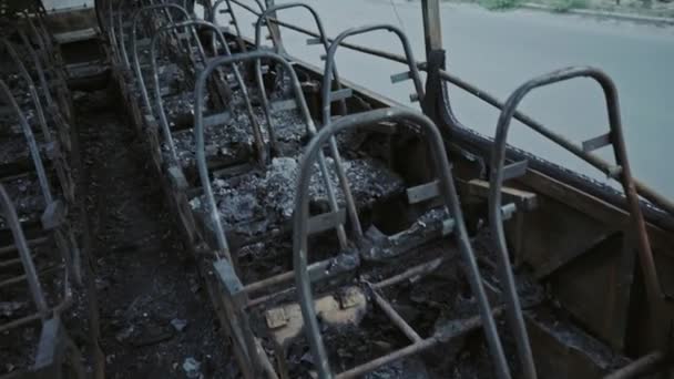 Bus après l'incendie. Explosion d'une bombe dans une voiture de tourisme. L'acte terroriste dans un bus transportant des enfants. Accident, explosion, incendie. Des chaises brûlées, des fenêtres cassées. Un sacrifice humain. Accident de voiture 