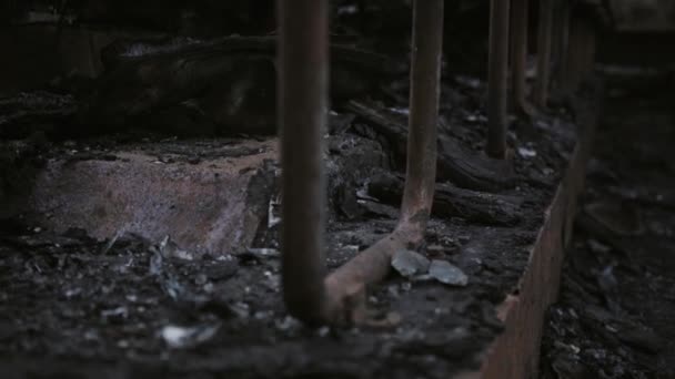 Bus après l'incendie. Explosion d'une bombe dans une voiture de tourisme. L'acte terroriste dans un bus transportant des enfants. Accident, explosion, incendie. Des chaises brûlées, des fenêtres cassées. Un sacrifice humain. Accident de voiture 