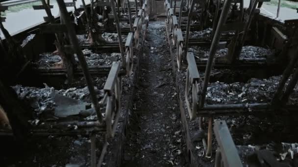 Bus après l'incendie. Explosion d'une bombe dans une voiture de tourisme. L'acte terroriste dans un bus transportant des enfants. Accident, explosion, incendie. Des chaises brûlées, des fenêtres cassées. Un sacrifice humain. Accident de voiture 