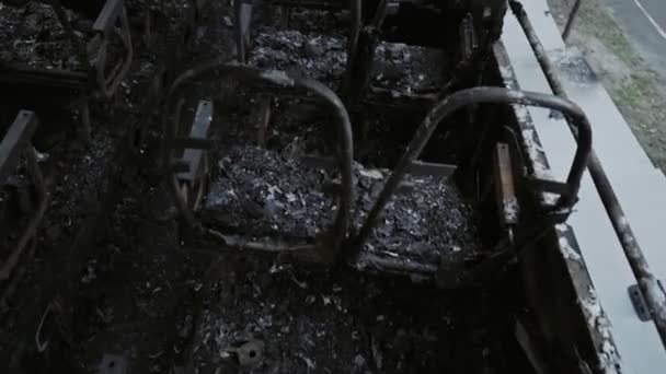 火事の後のバス乗用車の爆弾の爆発子供を乗せたバスの中でテロ行為をする 火をつけた焼けた椅子 壊れた窓人間の犠牲だ自動車事故 — ストック動画