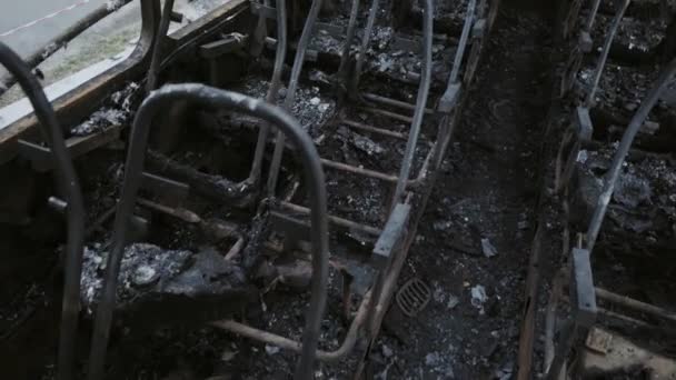 Bus après l'incendie. Explosion d'une bombe dans une voiture de tourisme. L'acte terroriste dans un bus transportant des enfants. Accident, explosion, incendie. Des chaises brûlées, des fenêtres cassées. Un sacrifice humain. Accident de voiture 