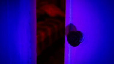 Boş bir odada kırmızı ışık titriyor. Suç mahalli. Yalnızlık korkusu. Bir korku filminden bir sahne. Kapıdan gelen ışık. Eski boş daire, ev. Büyücülük, sihir. Kimse yok. Gerilim. Halloween