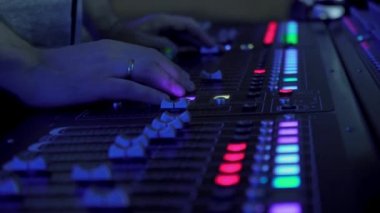 Sesi ayarlamak için uzaktan kumanda. Ses karıştırıcı. Ses mühendisi sesi ayarlar. Müzik Festivali. Ses seviyesini değiştir. Kayıt stüdyosu. Bir televizyon dizisi, bir konser çekiyoruz. Canlı yayın.