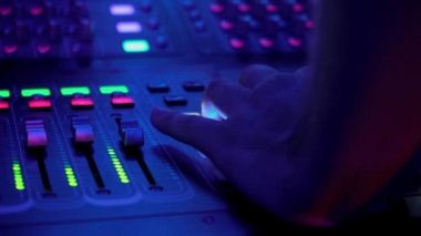 Sesi ayarlamak için uzaktan kumanda. Ses karıştırıcı. Ses mühendisi sesi ayarlar. Müzik Festivali. Ses seviyesini değiştir. Kayıt stüdyosu. Bir televizyon dizisi, bir konser çekiyoruz. Canlı yayın.