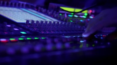 Sesi ayarlamak için uzaktan kumanda. Ses karıştırıcı. Ses mühendisi sesi ayarlar. Müzik Festivali. Ses seviyesini değiştir. Kayıt stüdyosu. Bir televizyon dizisi, bir konser çekiyoruz. Canlı yayın.