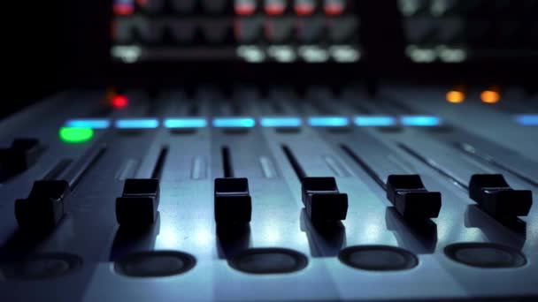 Fernbedienung Zur Anpassung Des Sounds Audio Mixer Vorhanden Der Tontechniker — Stockvideo