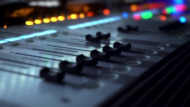 Afstandsbediening Voor Het Afstellen Van Het Geluid Audio Mixer Geluidstechnicus — Stockvideo