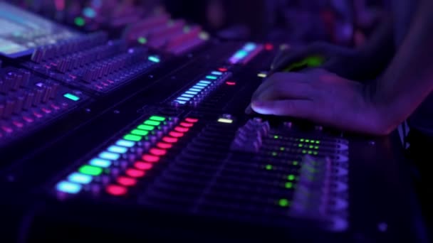 Távirányító Hang Beállításához Hangkeverő Hangmérnök Beállítja Hangot Zenei Fesztivál Változtasd — Stock videók