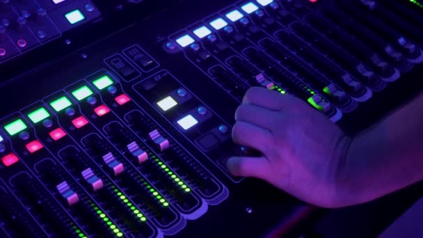 Afstandsbediening Voor Het Afstellen Van Het Geluid Audio Mixer Geluidstechnicus — Stockvideo