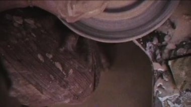 Bağbozumu etkisi. Çömlekçi bir sürahi kil yapar. Aile video arşivi. Geçmişe dönüş. Kamera 8mm. Eski film. Seramistim. Adamın biri çömlekçi çarkında vazo yapıyor. El işi. Çömlek. Çamur tabakları