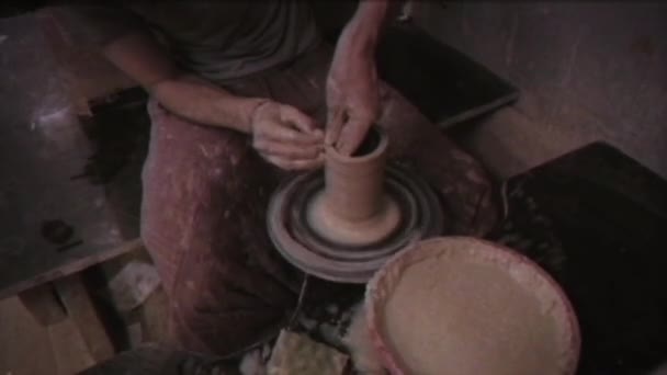 ヴィンテージ効果 陶芸家は粘土の瓶を作る 家族のビデオアーカイブレトロだカメラ8Mm 古い映画だセラミスト男がろくろに花瓶を作っている 手仕事だ陶器だ粘土料理 — ストック動画