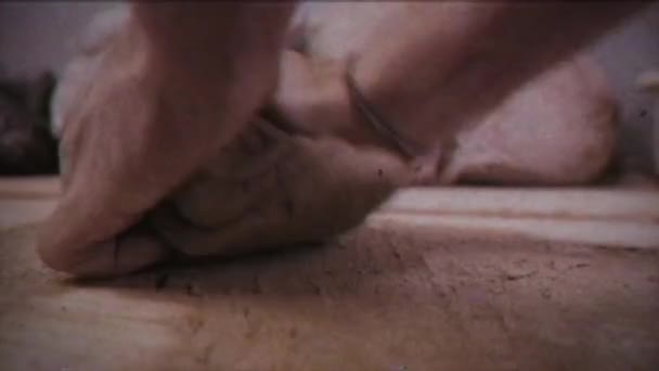 复古效果 年轻人做了一壶黏土 男性的手塑造陶器 家庭视频档案 8毫米摄像机 老电影 — 图库视频影像
