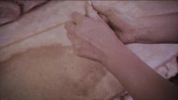 复古效果 年轻的女人做了一壶粘土 女性的手塑造陶器 — 图库视频影像