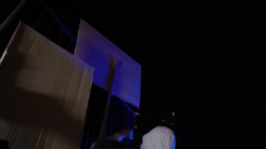 Siyahların Yaşamı Önemlidir. Kalabalık ırksal eşitsizliği protesto ediyor. Polis şiddeti ve ırkçılığa karşı isyan. Kırmızı ve mavi ışıklı polis arabası. George Floyd 'un Ölümünden Sonra Siyah Haklar Protestosu