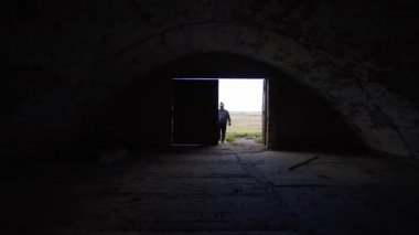 Boş bir ahırın yakınında çaresiz bir çiftçi. Dünya ekonomik krizi. Adam krizden dolayı iflas etti. İneksiz, domuzsuz, koyunsuz, hayvansız bir çiftlik. Boş ahır, depo. İşsiz çiftçi.