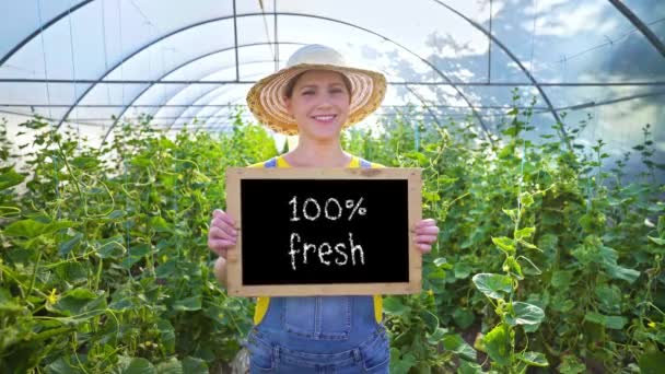 Женщина Фермер Приглашает Покупать Органические Овощи Фрукты Улыбающаяся Женщина Табличкой — стоковое видео