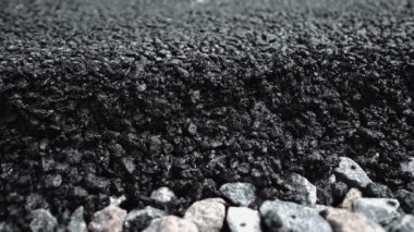 Yeni bir yolda yeni bir asfalt. Mükemmel Paver Performansı. İnşaat makineleri küçük bir kasabada, köyde yol yapıyor. Yol yüzeyi onarımı, yeniden yapılandırma