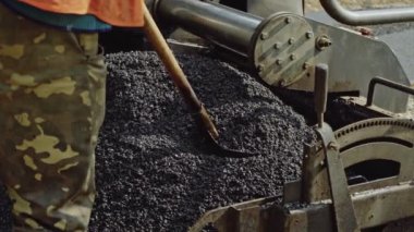 Asfalt kaldırım taşı. Yeni bir yol inşaatı. Özel ekipmanlar küçük bir kasabada, köyde yol açar. Bir grup işçi yol yüzeyini onarıyor, yeniden yapılandırıyor.